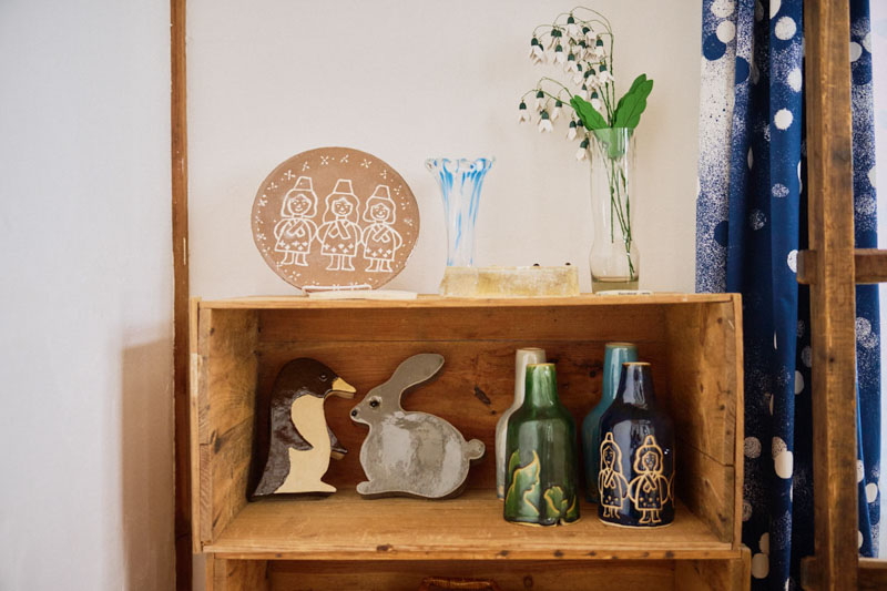 画像: 日常の風景を切り取るように作品をディスプレイして、定期的にオープンアトリエを開催