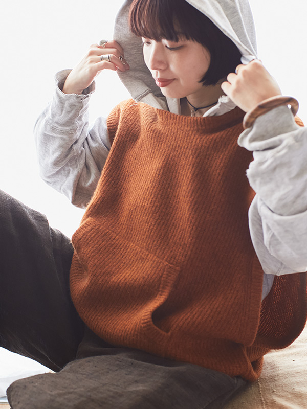 画像: 脇が大きく開いているので上着に重ねて着られ、温度差が激しいときにも便利。eriさんはパーカーに重ね着する予定