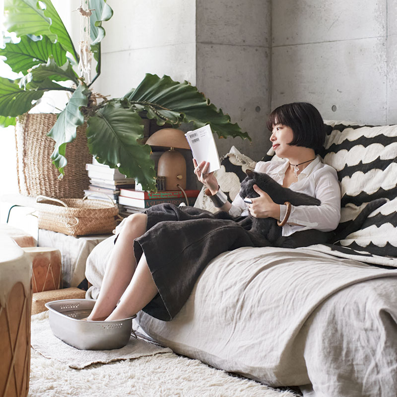 画像: 愛猫の紋太郎くんと寄り添い、タイで買ってきたハーブミックスを入れた足湯を楽しむeriさん。差し湯をしながら、小1時間ほど行うことも