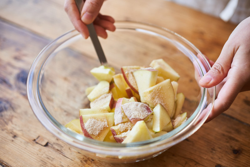 画像2: 旬のりんごでやさしいおやつ「甘酒りんごマフィン」のつくり方。たっぷり詰まったりんごがうれしい季節の焼き菓子｜榎本美沙の発酵暮らし