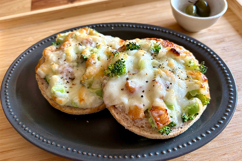 画像: パンに、ちくわ・ブロッコリー・チーズをのせて焼けば、ボリューム満点な朝ごはんに!