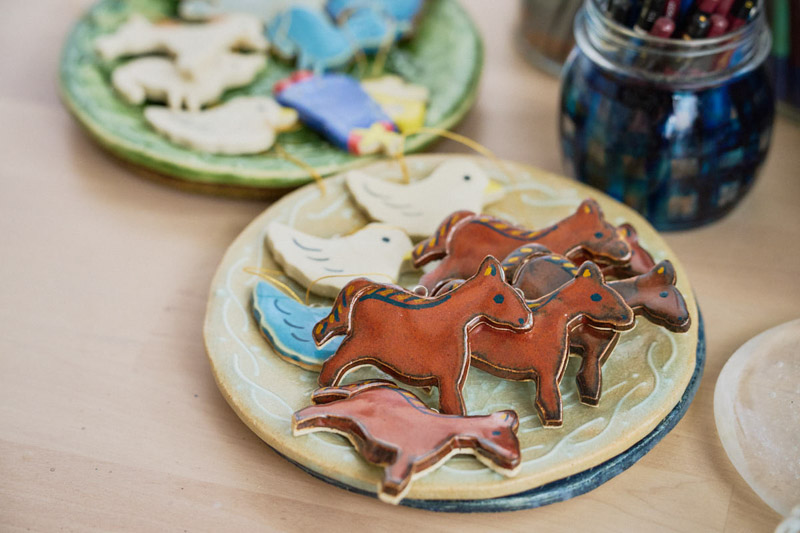 画像: 動物のオーナメントは型で焼き上げたあとに目や模様を手描きで仕上げるため、表情の違いなど、ひとつひとつの個性が引き立つ