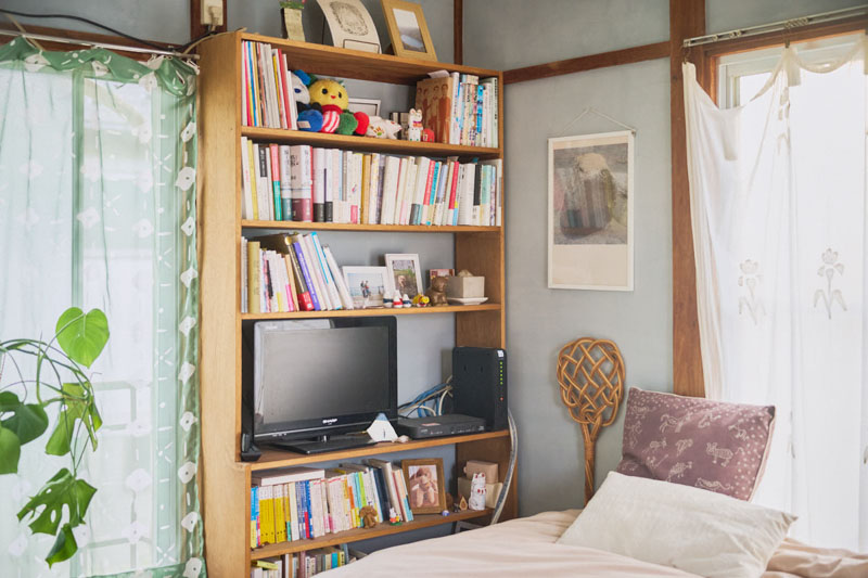 画像: 本棚も近所の友人が手づくりしてくれたもの。2階の棚には小説やエッセイなどプライベートで楽しむ本を収納