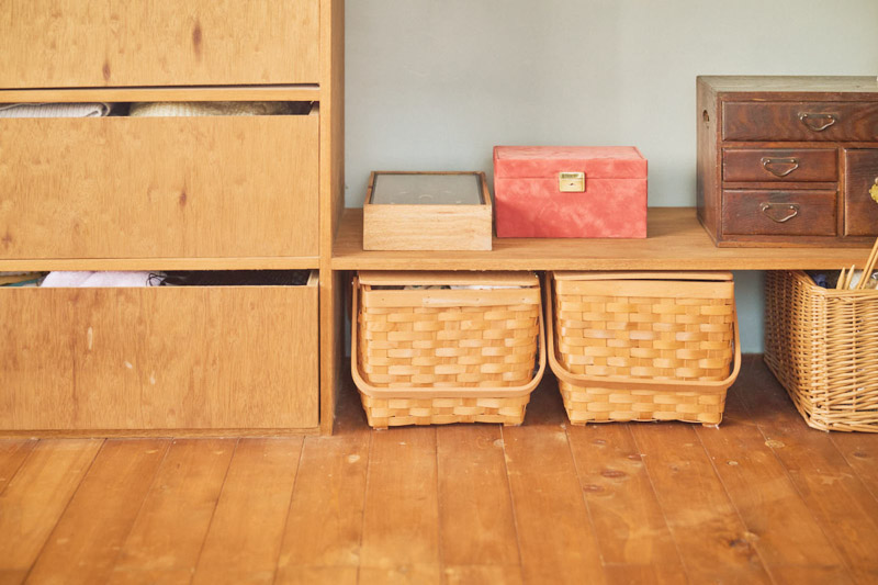 画像: 床にはホームセンターで購入した板を敷き、柿渋で塗装。壁は漆喰を使い、少しずつ自分好みに仕上げていったそう