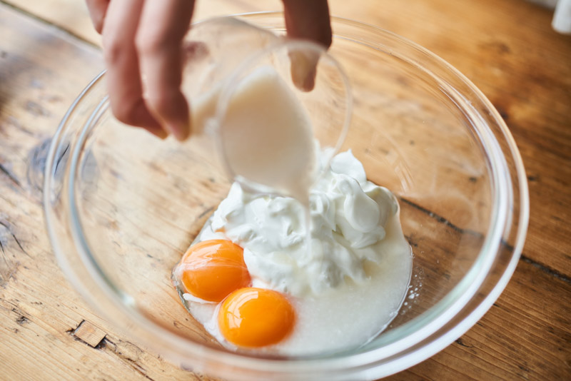 画像1: ほっとするやさしい甘み「甘酒ヨーグルトスフレケーキ」のつくり方。しゅわっととろける軽やかなケーキ|榎本美沙の発酵暮らし