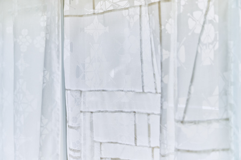 画像: Canako Inoueのテキスタイル「鏡の花」のはぎれを縫い合わせたカーテン