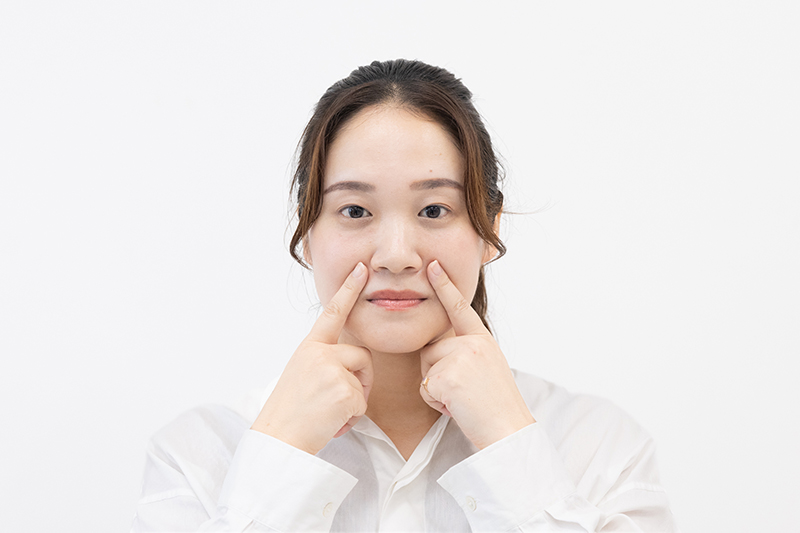 画像: ほうれい線の改善トレーニング