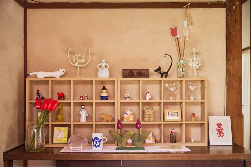 画像: 玄関には北欧やバルト三国での旅の思い出や、日本のおもちゃなどが飾られている。ゆるやかなごちゃまぜ感が心地よい