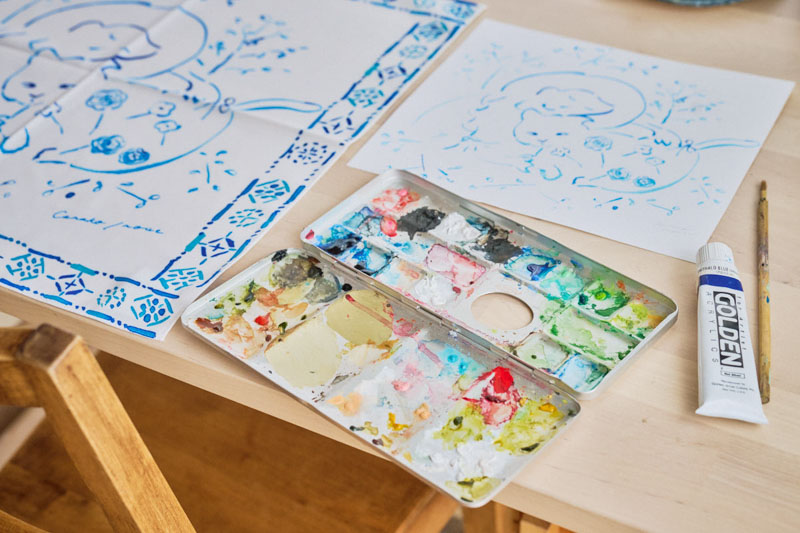 画像: 絵の具を使い図案に手描きしたものを、そのままテキスタイルに