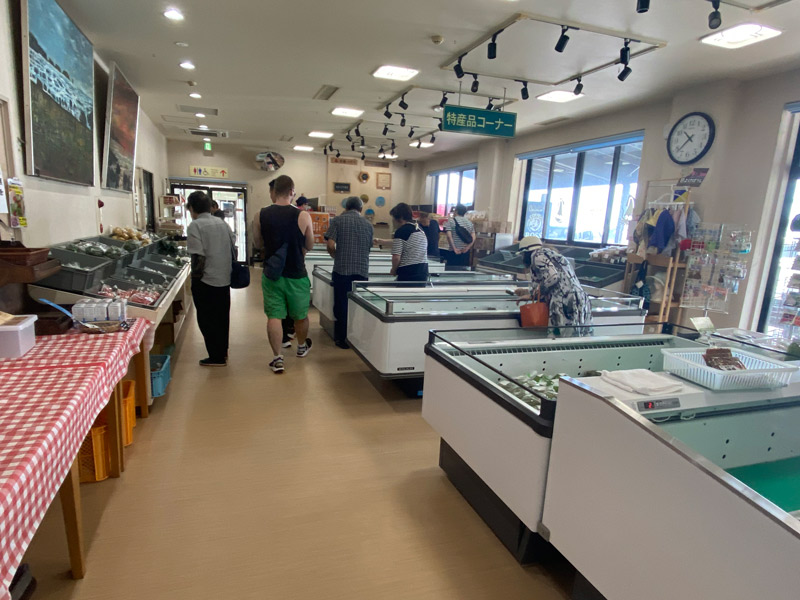 画像: 炭火焼きの香りに誘われて。新鮮な魚介がそろう道の駅「ふかうら」（青森県深浦町）