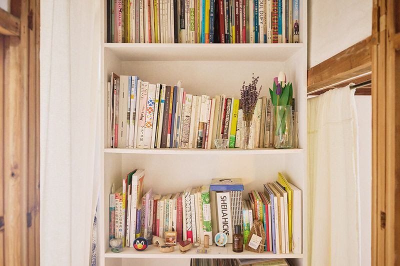 画像: こちらは1階アトリエスペースの本棚。デザイン関連の書籍や仕事の参考資料を収納し、使い分けしている