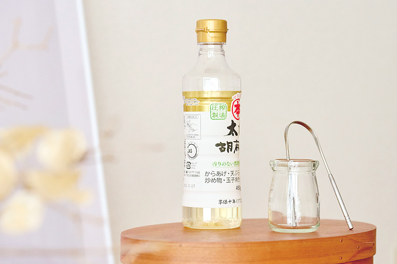 画像: オイルうがいは太白ごま油を使用。舌磨きもアーユルヴェーダ由来の健康法