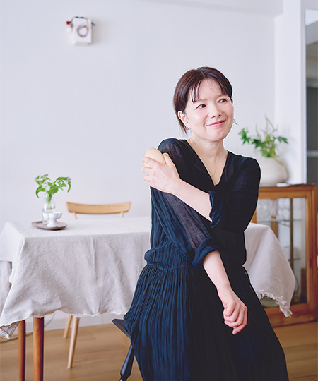 画像: 下から上に向かって、圧をかけながらマッサージ。やっているうちに体はポカポカ