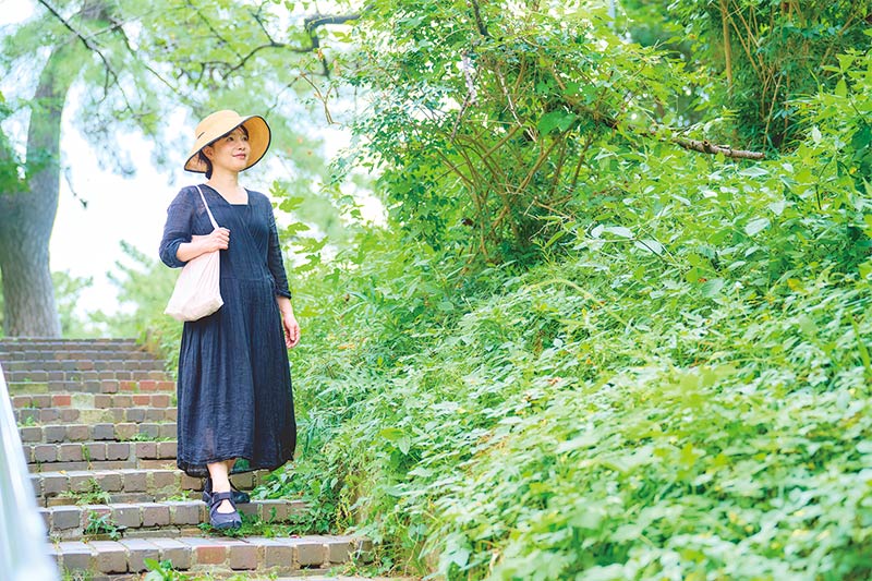 画像: 冨澤さんのお気に入りの散歩コース。都会でもこんな静かで、自然豊かな場所が⁉と驚くような素敵な街路。階段の上り下りも軽快に