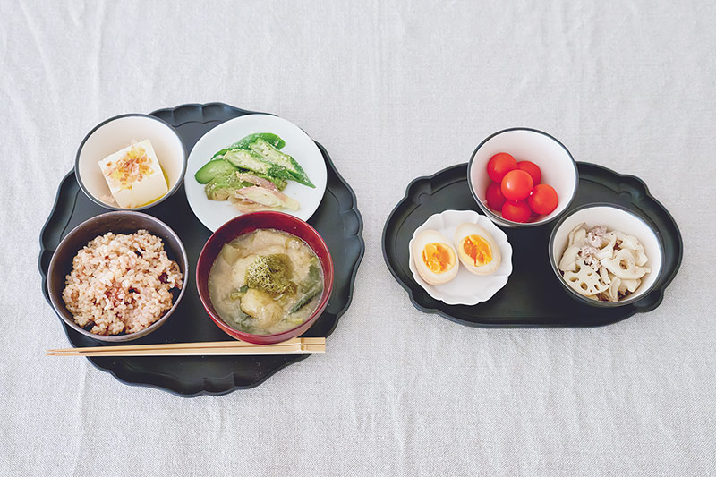 画像: おかずは多めにつくって、翌日に持ち越すことも。ぬか漬けは旬の野菜を数種類漬ける。卵を毎日1個は食べる。トレーは勤務する「IFUJI」のもの