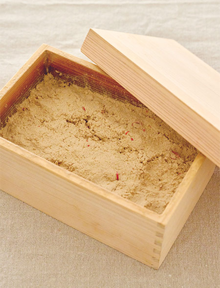 画像: ぬか漬け容器は天然杉を使った「SUGIDOCO」。杉材は調湿作用があり、水抜き不要。見た目も好み