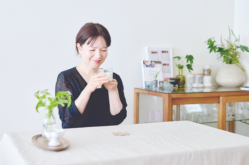 画像: ふだんは出勤途中にお店に寄って、豆乳を飲みながら駅へ。「豆腐屋さんのお父さんにあいさつしたり、ひと言ふた言会話したりするのも好きで続いています」