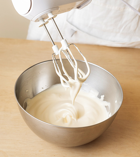 画像: 卵と砂糖は、すくい上げた際羽根にしっかりとどまるくらいもったりするまで泡立てる
