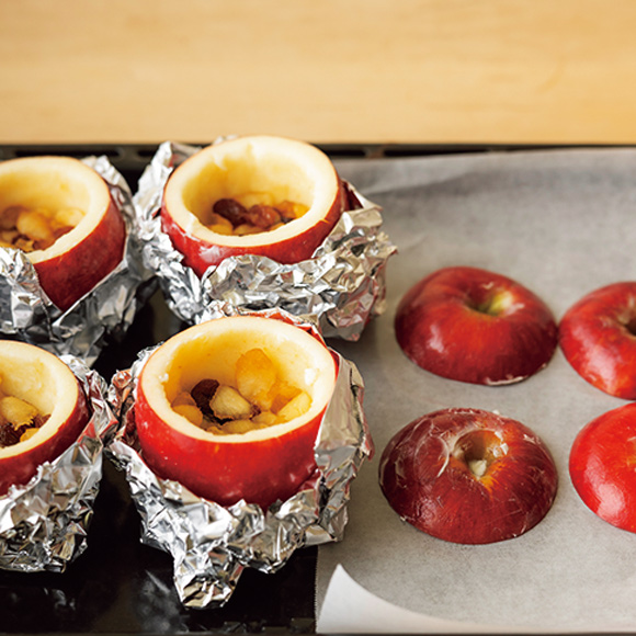 画像: りんごをくりぬき、器とふたに。器はアルミホイルで覆うと安定し、火のとおりもいい