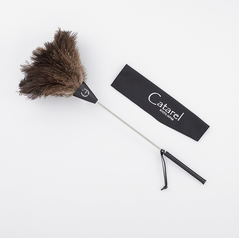 画像: 寸法：全長65×幅25cm、柄の太さ1.5cm　質量：61g（編集部調べ）　材質：穂先＝オーストリッチフェザー、柄＝ステンレス、牛革　サイズ展開：28cm、45cm、75cm、125cm（特大）、170cm（特大）もあり　付属品：カバー