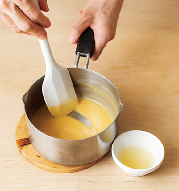 画像: 鍋底に筋が残るくらいにとろみがついたら火からおろし、ゼラチンを加える