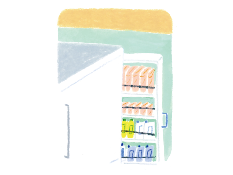 画像: 散らからない仕組み 04 冷蔵庫脇のすき間収納に掃除グッズを