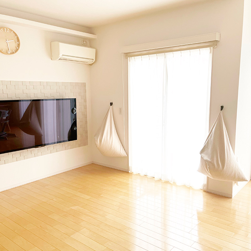 画像: akiさんの家のリビング。浮かせることで掃除が楽に