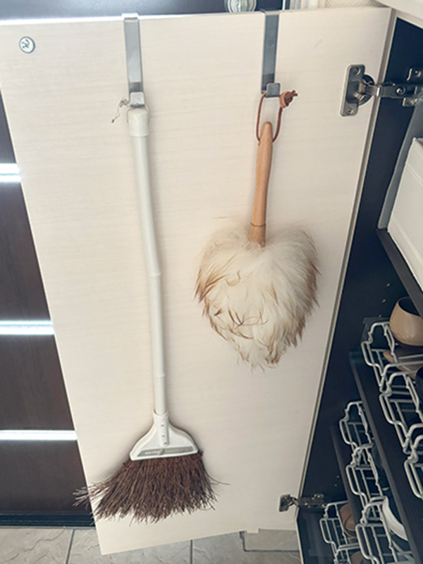 画像: 扉裏に掃除道具を吊り下げ