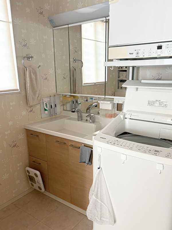 画像: 体重計も浮かせて収納