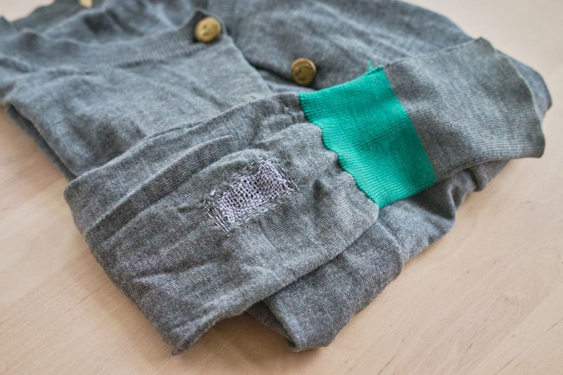 画像: 擦れやすいセーターの袖部分を補修