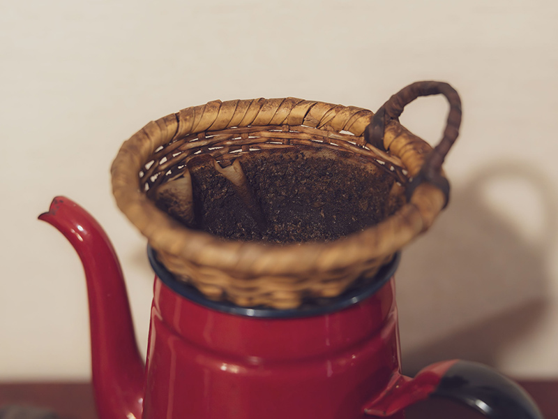 画像: すっかりコーヒー色に染まった愛用の竹製ドリッパー