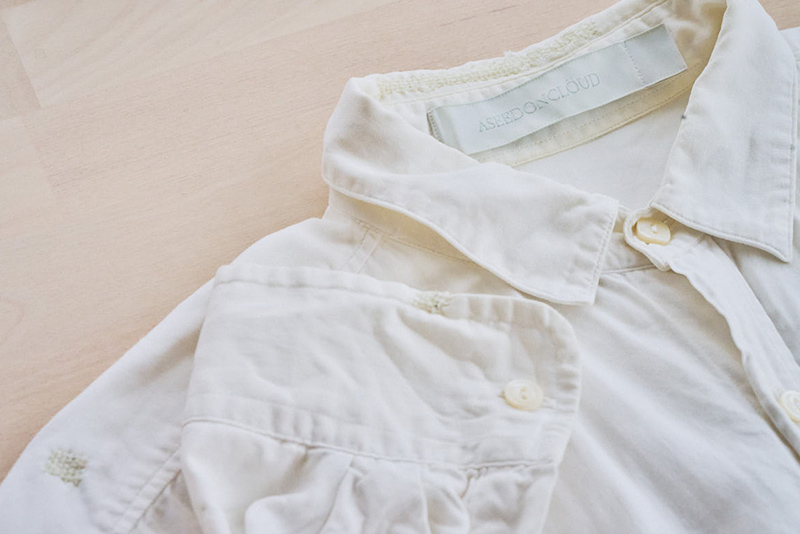 画像: 15年選手の白シャツ。襟元の補修は柄のように