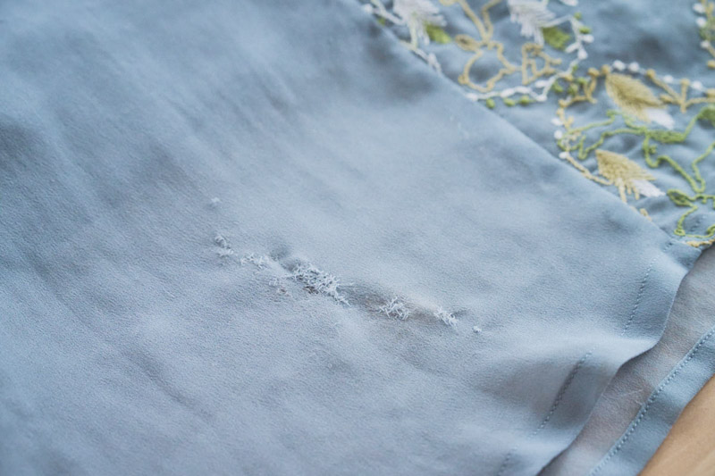 画像: 繊細な素材のワンピースは同系色の糸でさりげなく