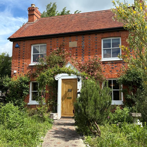 画像: 田中さんによる小冊子『英国・植物の癒しの旅』の中に登場する、フラワーエッセンスの創始者・バッチ博士がカウンセリングを行っていた家「マウントバーノン Mount Vernon」。この場所を訪れることが、田中さんの今回の旅の目的のひとつ。