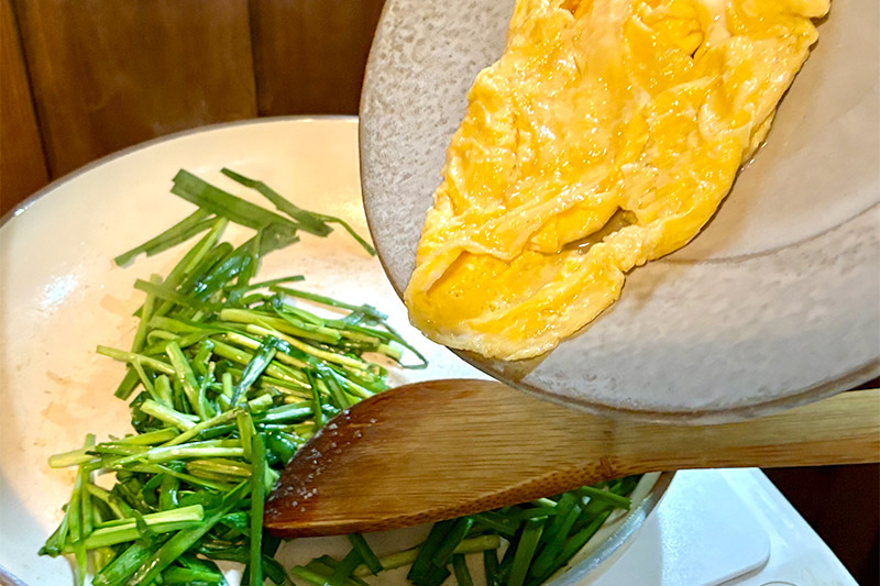 画像2: おいしい「にら玉」のつくり方。卵を“ふわふわ”に仕上げる秘訣は？オイスターソースはあとがけが◎｜本多理恵子の「50代からは“手抜き”と“息抜き”」