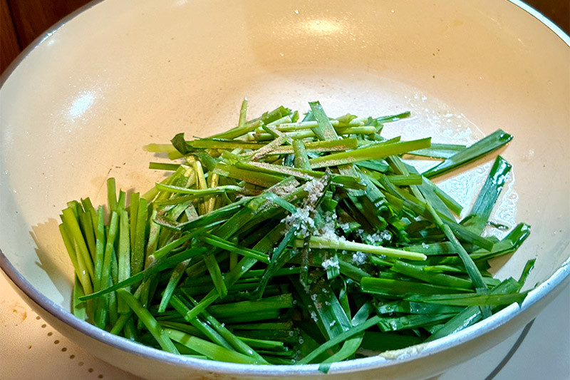 画像1: おいしい「にら玉」のつくり方。卵を“ふわふわ”に仕上げる秘訣は？オイスターソースはあとがけが◎｜本多理恵子の「50代からは“手抜き”と“息抜き”」