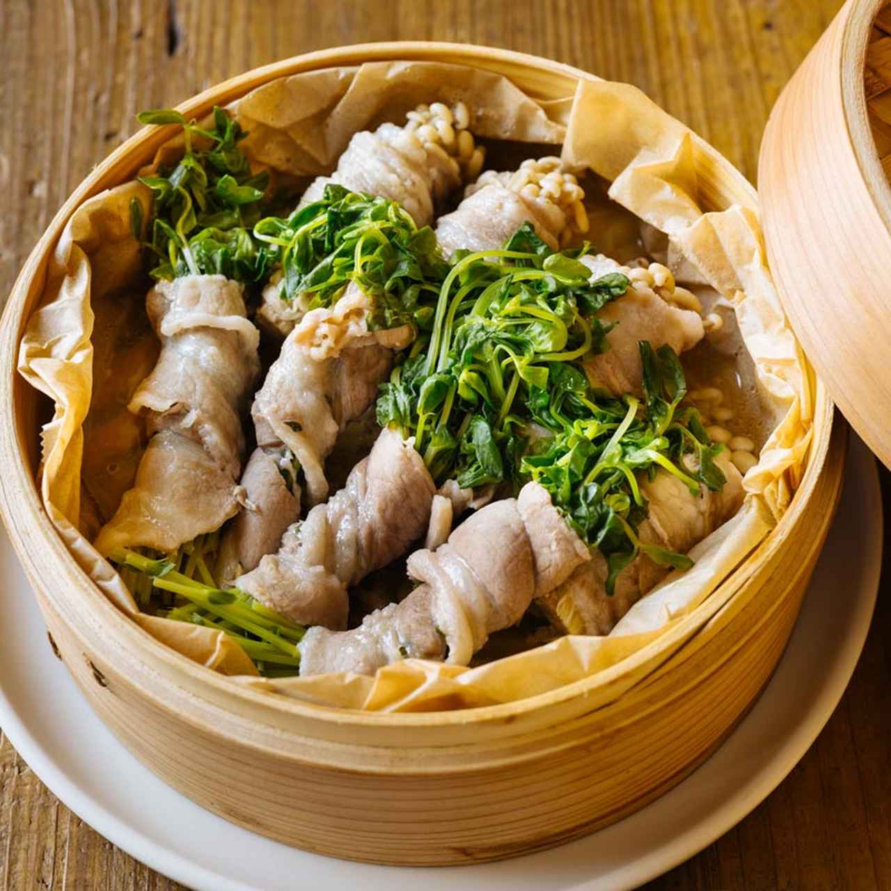 画像: 蒸すだけ10分「豆苗とえのきの肉巻き」のつくり方。誰でもかんたん“せいろ蒸し”/らむさん