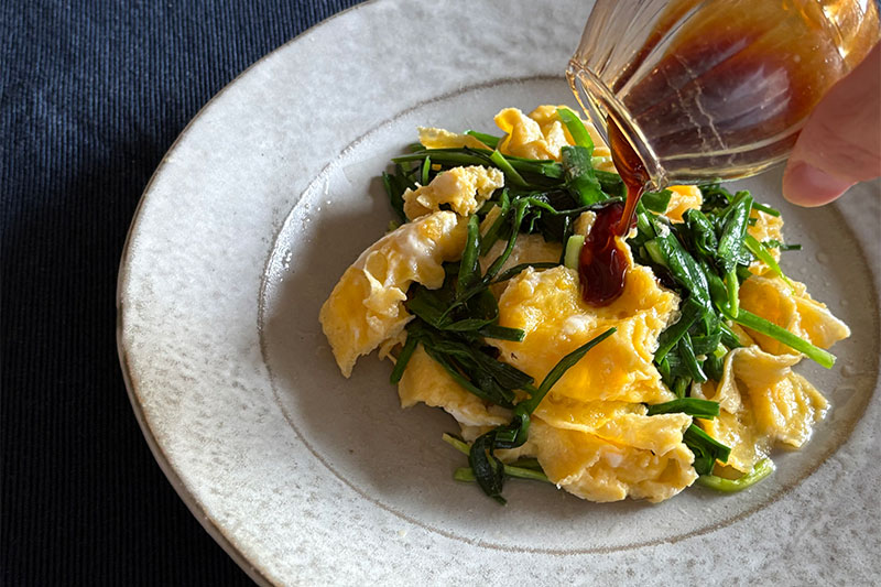 画像: オイスターソースはあとからかけてもおいしい。味が濃いので様子を見ながら調節して