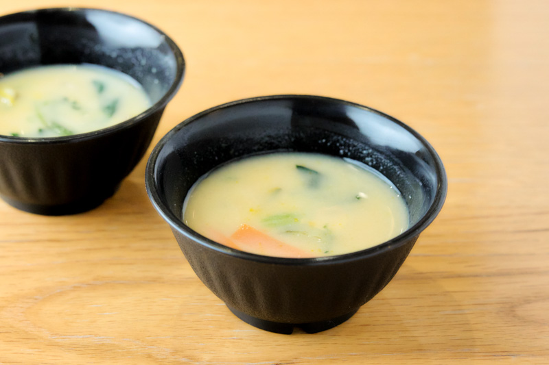 画像: 試食でいただいたのは白味噌仕立てのスープ。ほか4種、計5種類のセットで販売。