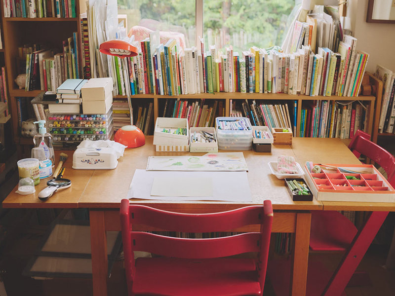 画像: 赤い椅子は子どもが小さいころに使っていたもの。「もったいなくて、なんだか手放せなくて」