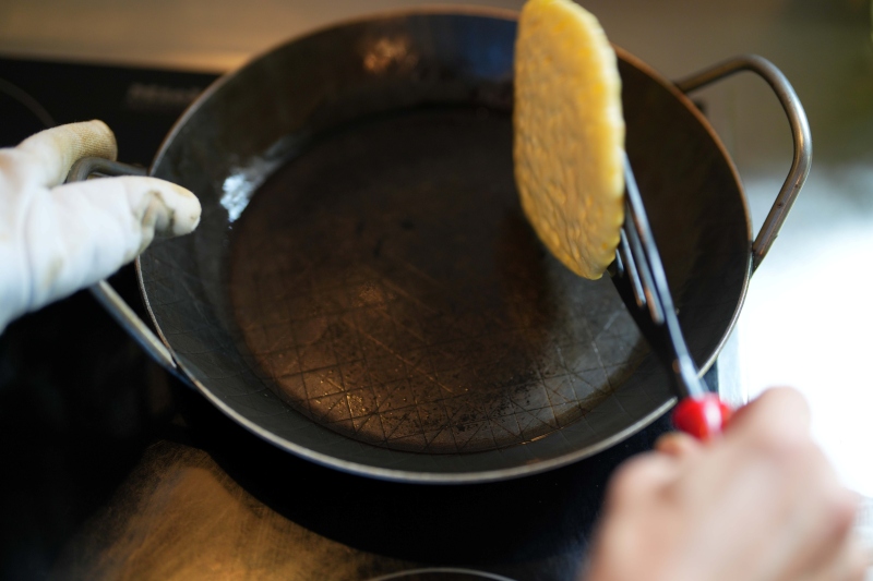 画像2: 土曜の夜に準備する「休日」のごちそうパンケーキ。しっとりと軽めの仕上げは、酢と重曹使いがポイント|門倉多仁亜さんの幸せの見つけ方