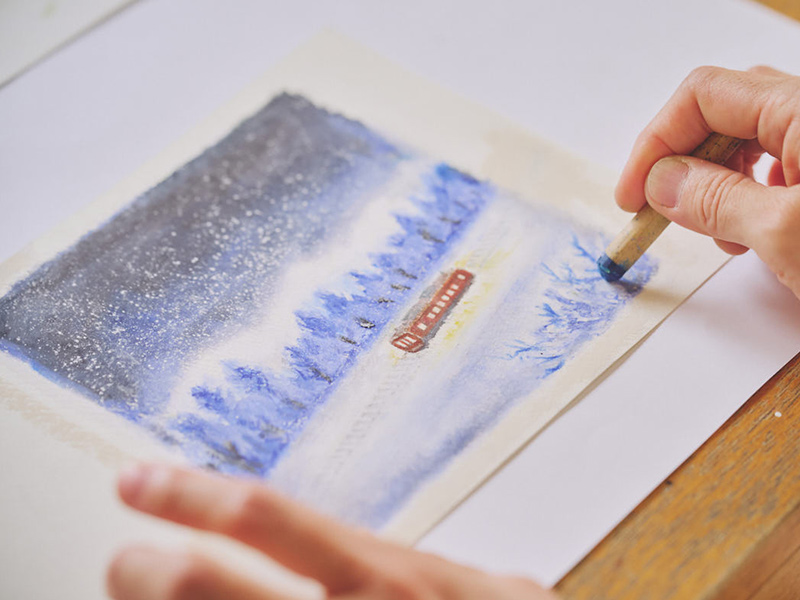 画像: しんしんと雪が降る夜、明かりを灯しながら走る夜汽車。川崎さんの作品は見る人の心をほっとさせる