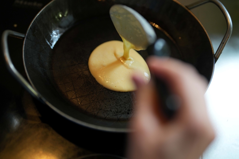 画像1: 土曜の夜に準備する「休日」のごちそうパンケーキ。しっとりと軽めの仕上げは、酢と重曹使いがポイント|門倉多仁亜さんの幸せの見つけ方