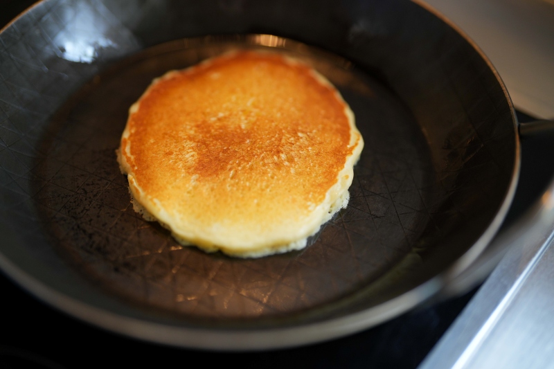 画像3: 土曜の夜に準備する「休日」のごちそうパンケーキ。しっとりと軽めの仕上げは、酢と重曹使いがポイント|門倉多仁亜さんの幸せの見つけ方