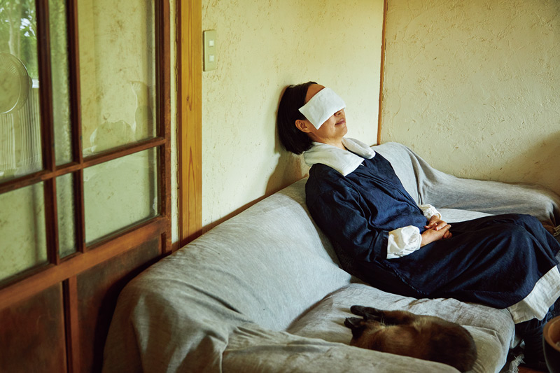 画像: 寝る前や休憩時に当ててリラックス。玄米に含まれる水分により適度な湿気を含んだ温かさ