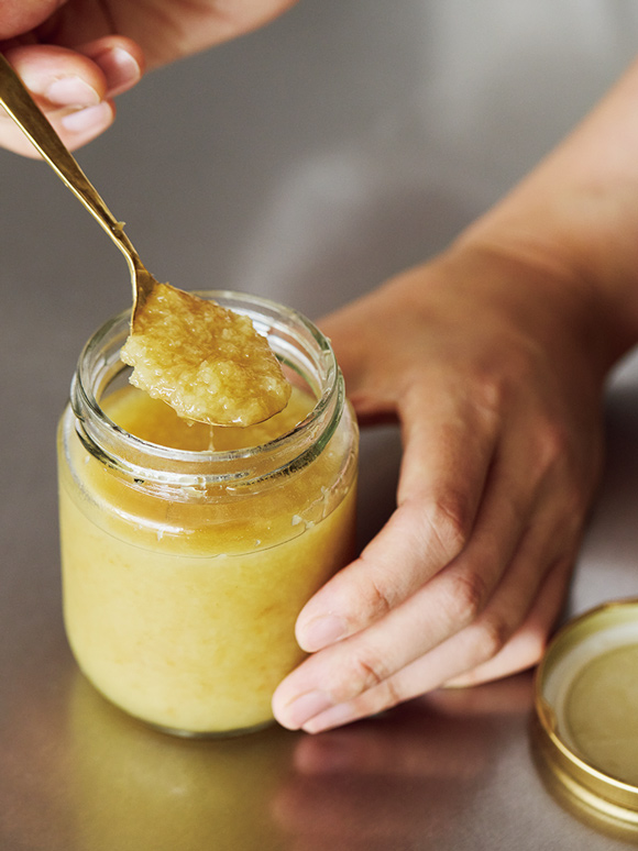 画像: すりおろしたしょうがにシナモンを加え、さっと加熱処理をしたあとはちみつに漬け込んでシロップに