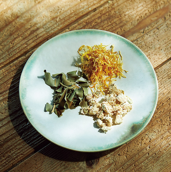 画像: この日使ったハーブは月桃、ローマンカモミール、カレンデュラ。体を温め、リラックス効果も