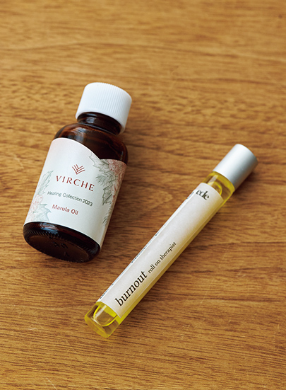 画像: 「イード」のロールオンアロマと、さっと塗るだけで保湿効果抜群な「ヴァーチェ」のマルラオイル