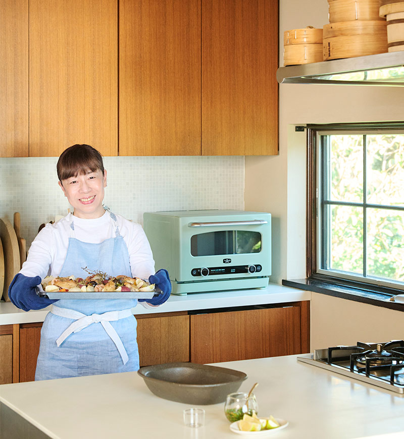 画像: 鶏肉の皮はパリッと、野菜は中までホクホクに。「素材を焼くだけでごちそうになるのは、グリル機能が優秀だから。予熱の必要がないのもいいですね」