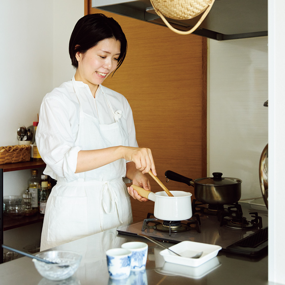 画像: 水少々を加え、電子レンジで少し加熱した酒粕を水でのばし、小鍋で温めはちみつを加えて酒粕甘酒が完成